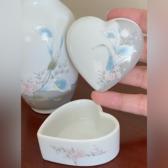 Russ Berrie & Co Japan set of 2 Calla Lilies Vase & Heart Shaped Trinket Box - Picture 4 of 9
